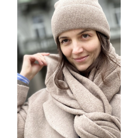 В’язана шапка бежевого кольору з кашеміру та вовни